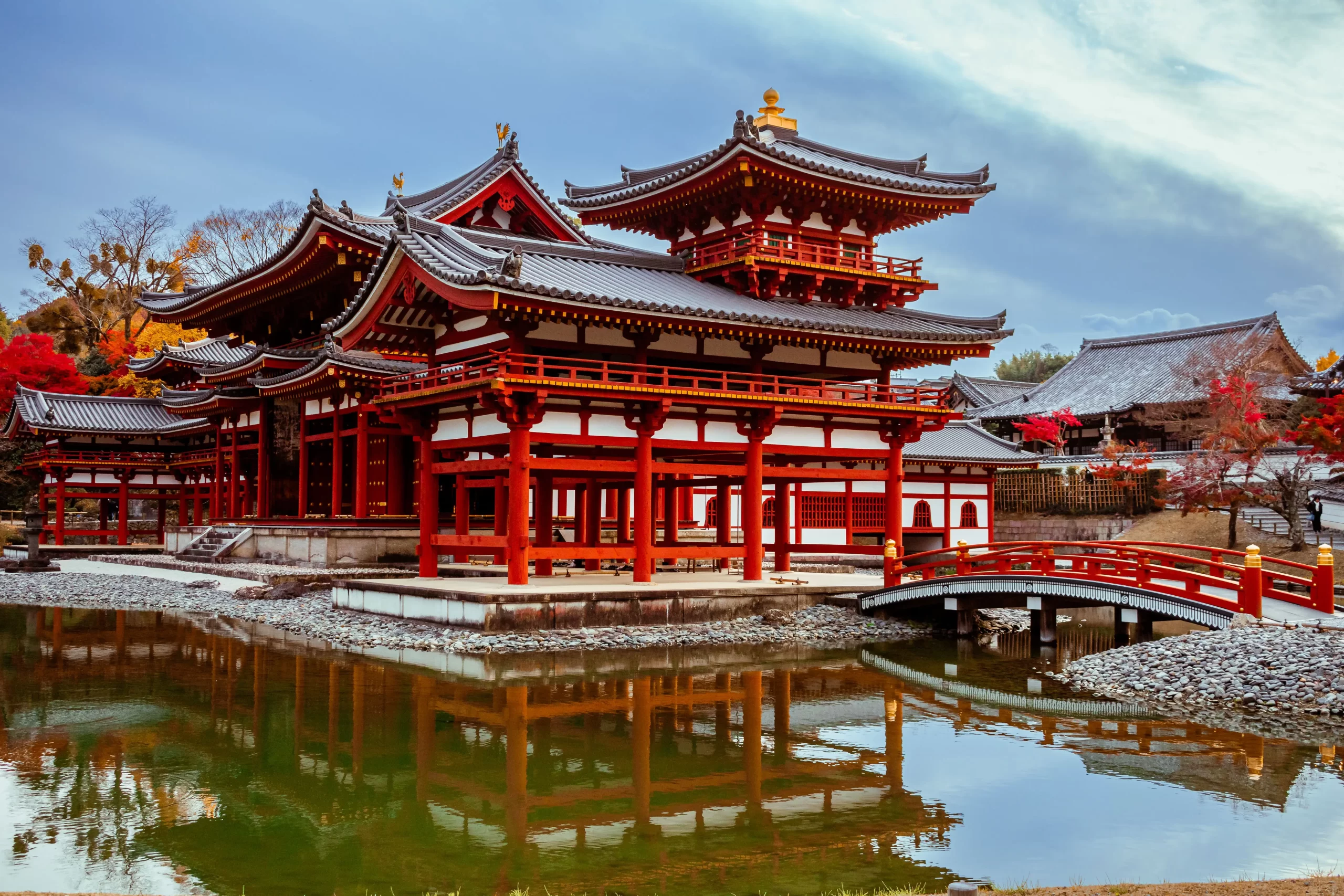 Templo Byodo-in reflejándose en el agua, Uji, Japón.