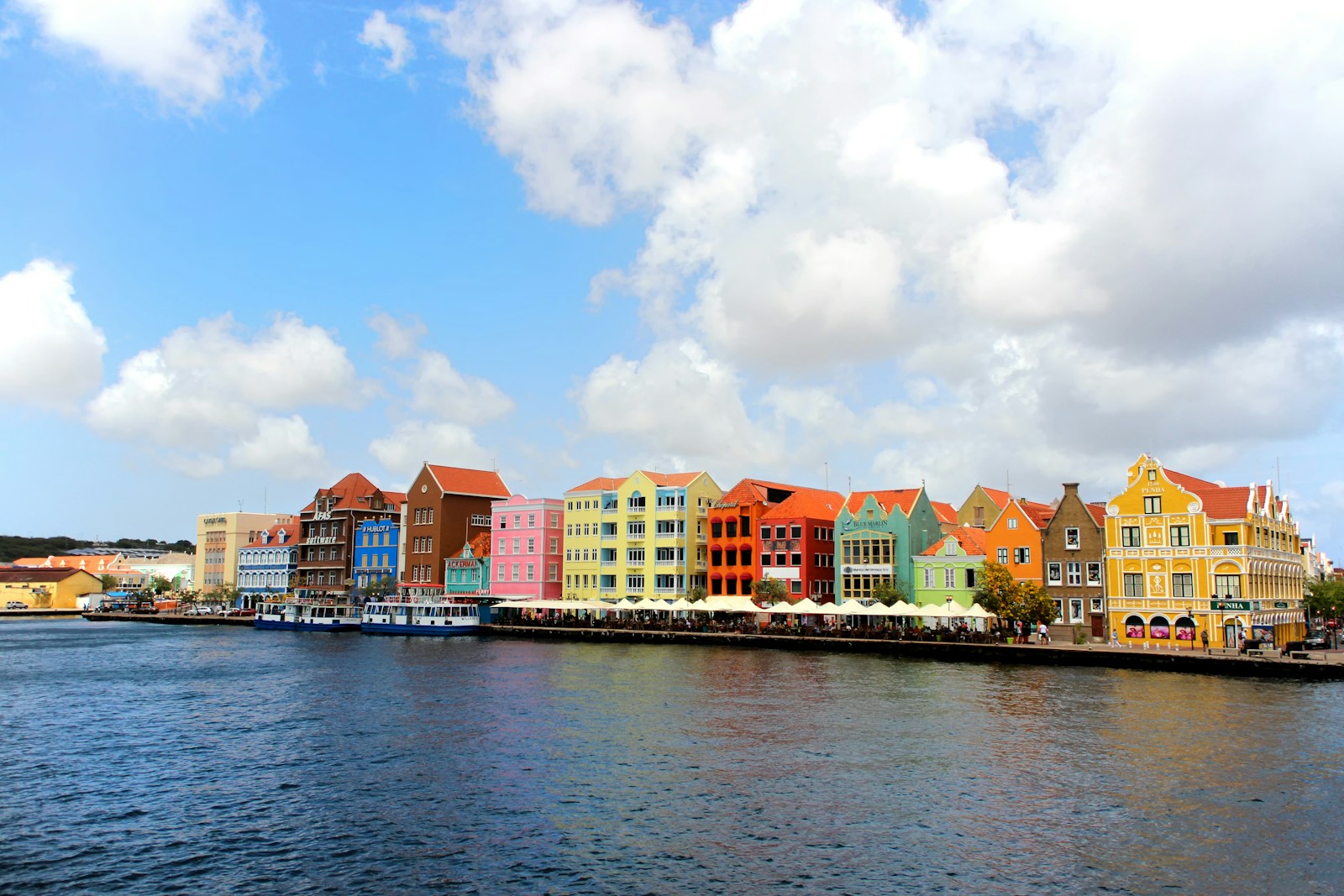 Casas coloridas frente al agua en Willemstad, Curazao
