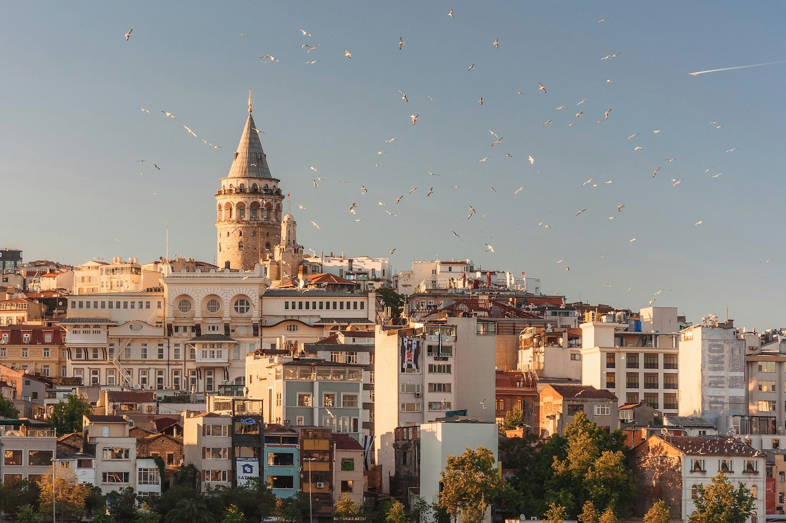 Torre Gálata sobre el horizonte de Estambul, Turquía