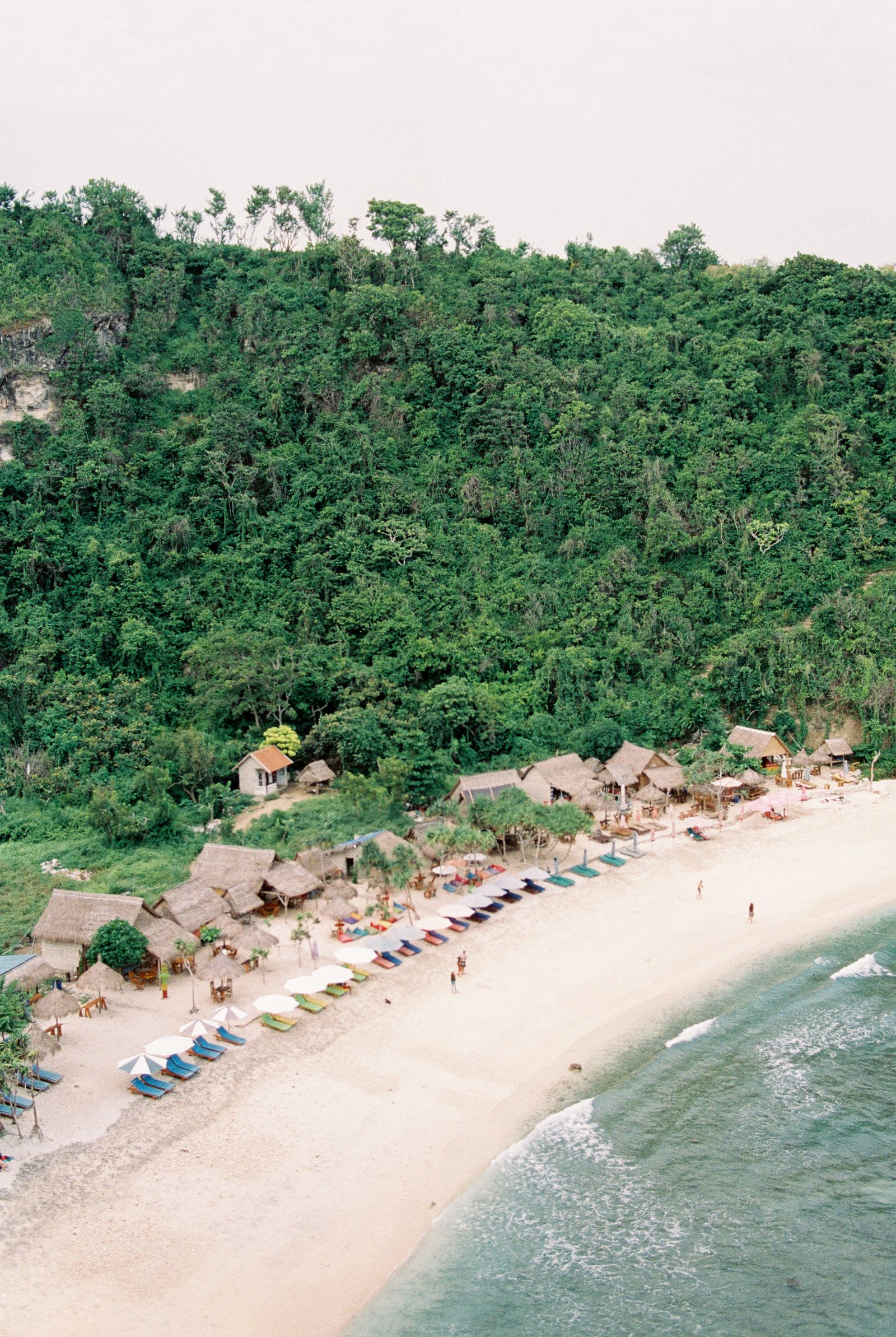 Costa de Bali con sombrillas en la playa