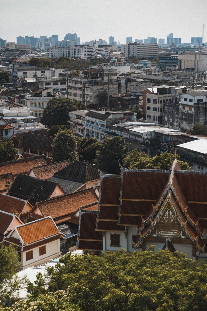 Vista aérea de Bangkok con templos y rascacielos