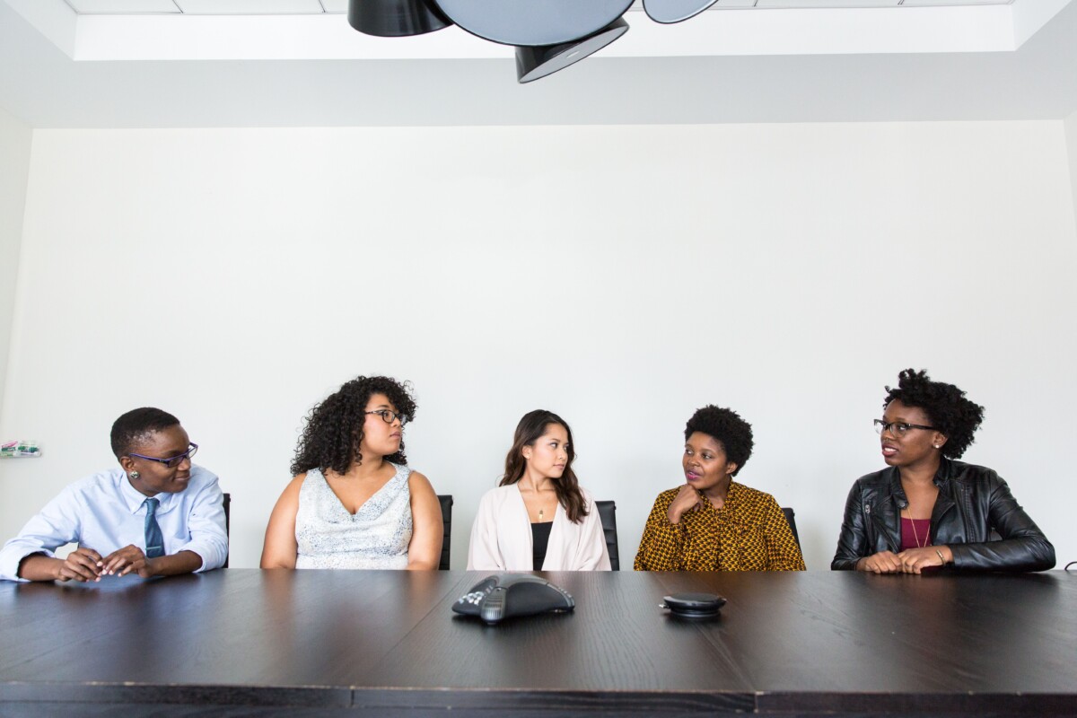 Equipo de trabajo en una reunión de oficina