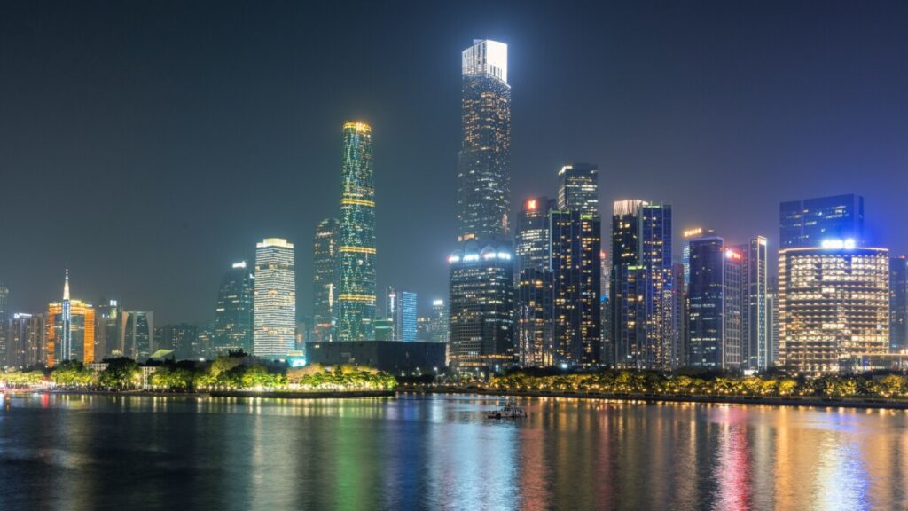 Skyline nocturno de Guangzhou, China
