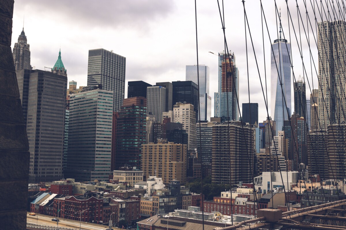 Rascacielos de Manhattan vistos desde el puente de Brooklyn, Nueva York