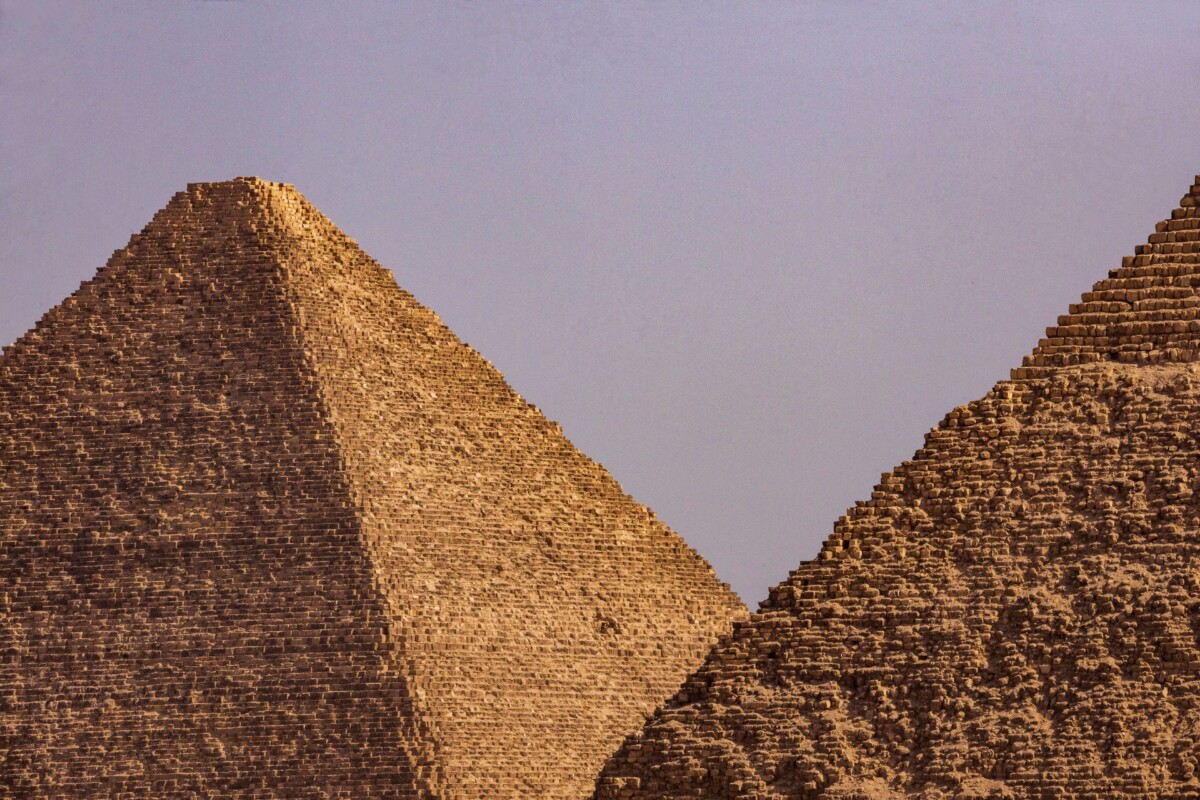 Dos pirámides egipcias bajo un cielo azul