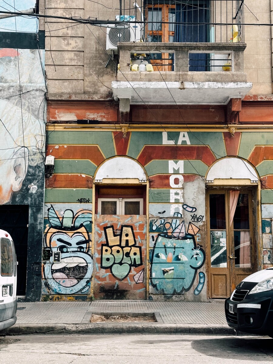 Arte urbano en el barrio La Boca, Buenos Aires