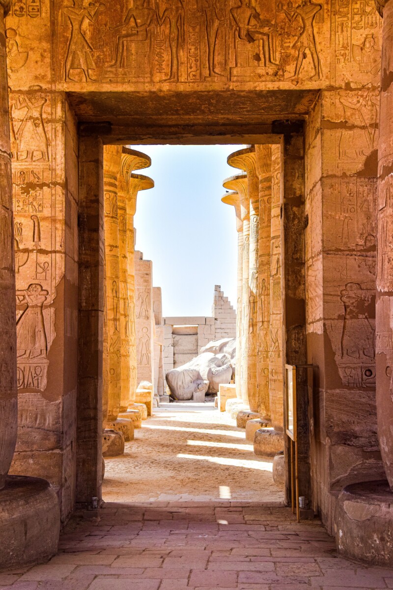 Columnas con jeroglíficos en el Templo de Luxor