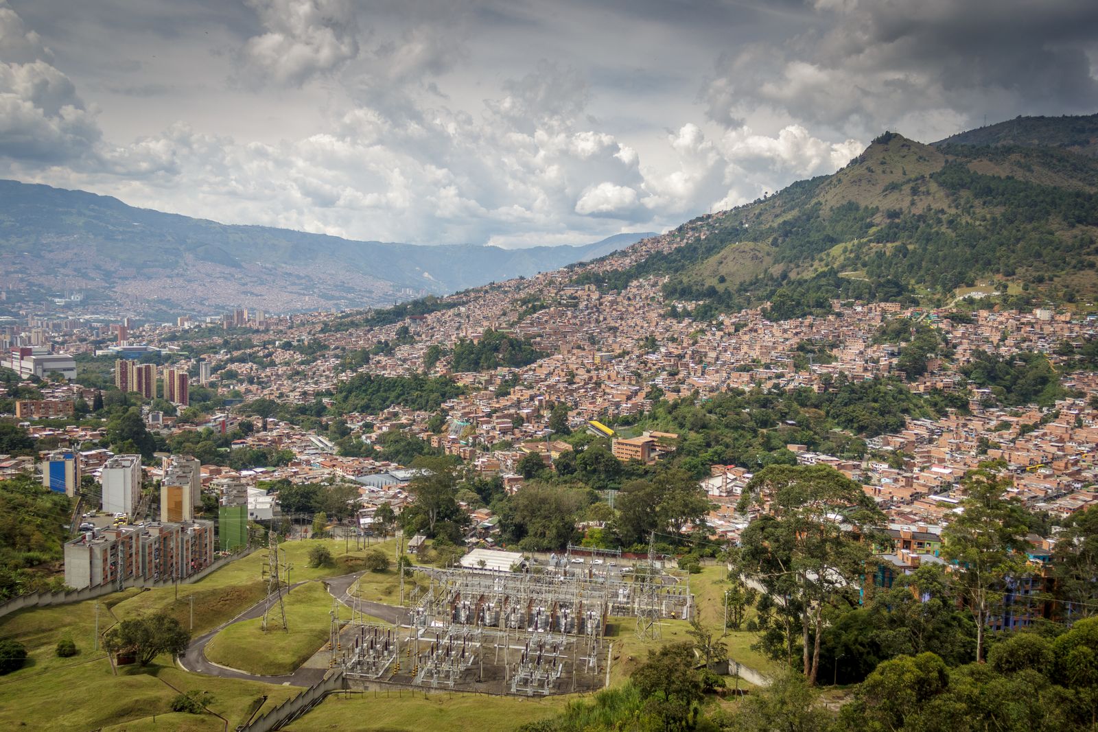 Ciudad de Medellín con montañas al fondo