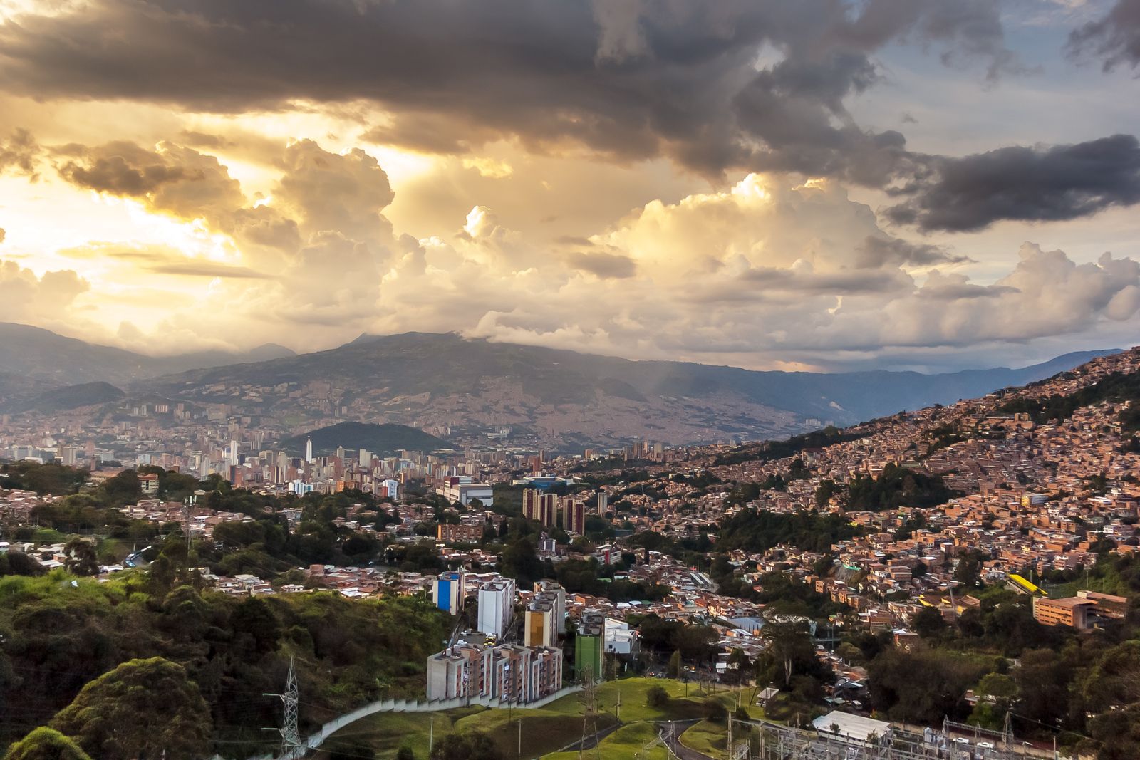 Skyline de Medellín al atardecer