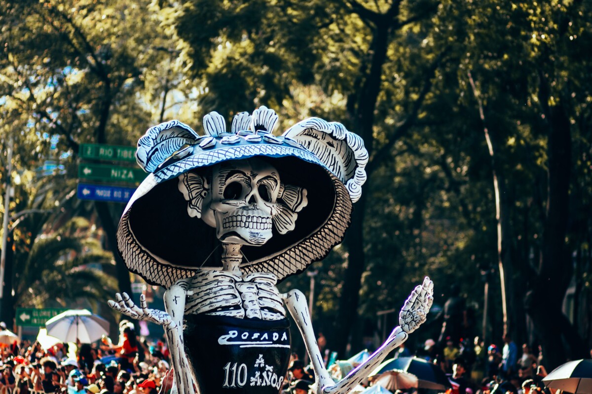 Desfile con escultura de esqueleto en México