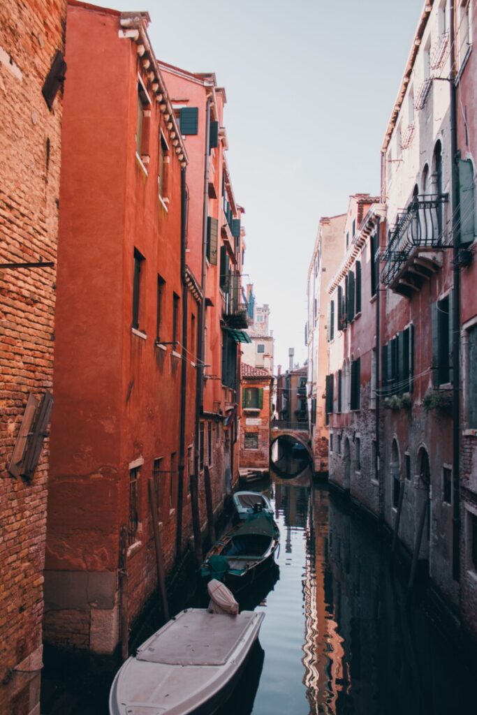Canal veneciano con góndolas