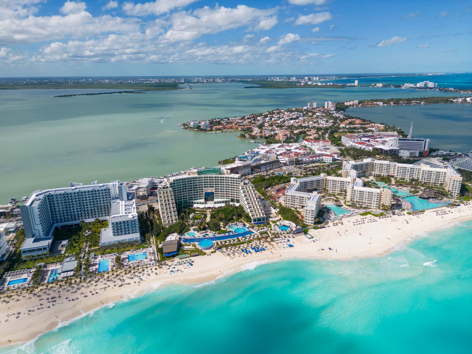 Vista aérea de hoteles y mar turquesa en Cancún, México