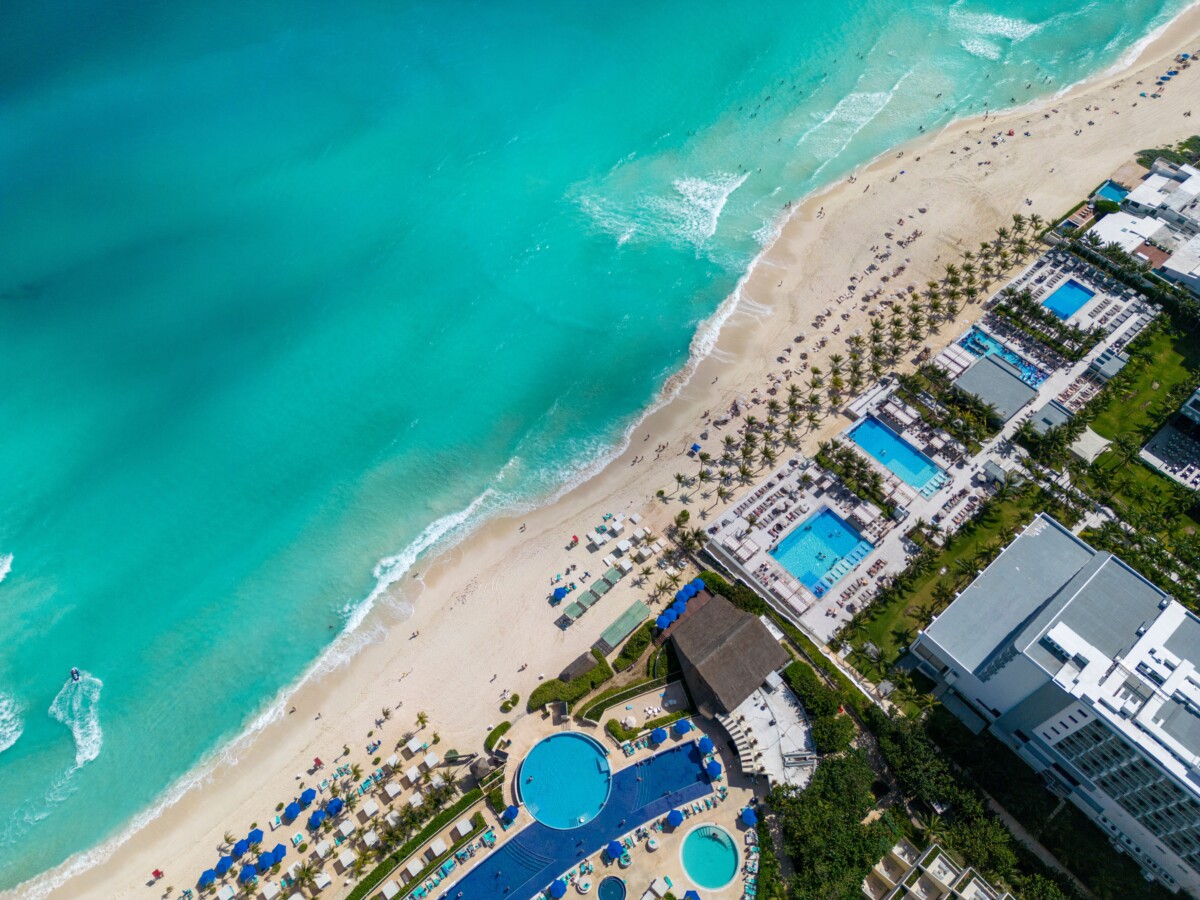 Vista aérea de un resort en la playa de Cancún