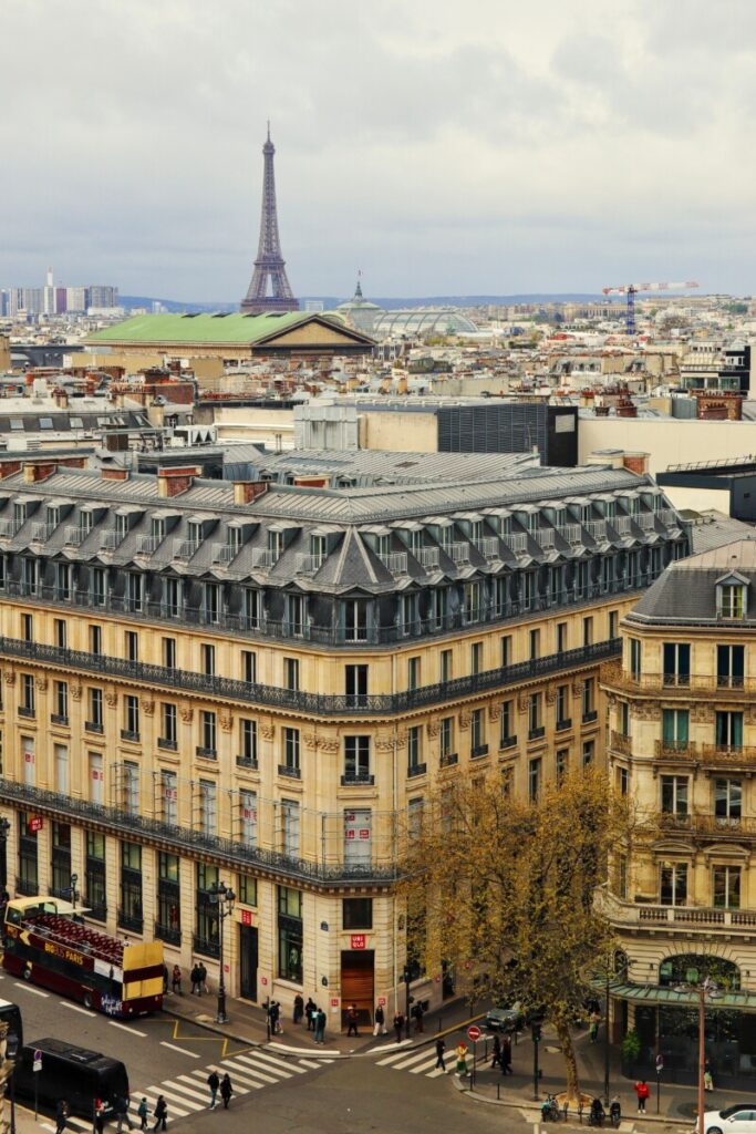 Torre Eiffel y calles de París