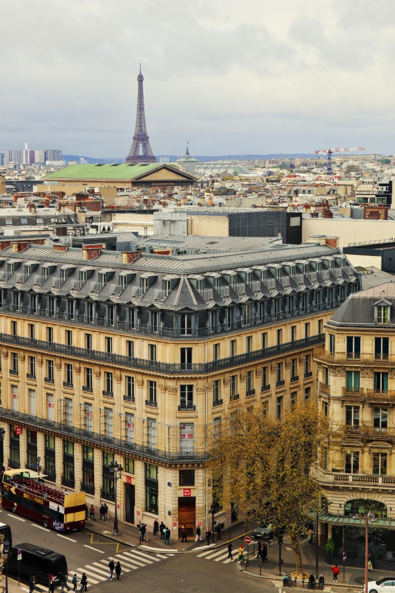 Torre Eiffel y calles de París