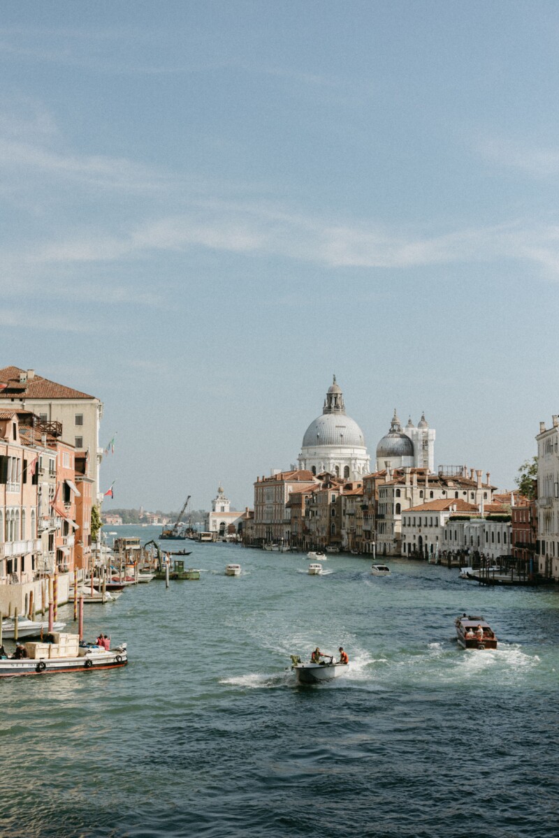 Gran Canal de Venecia con arquitectura histórica