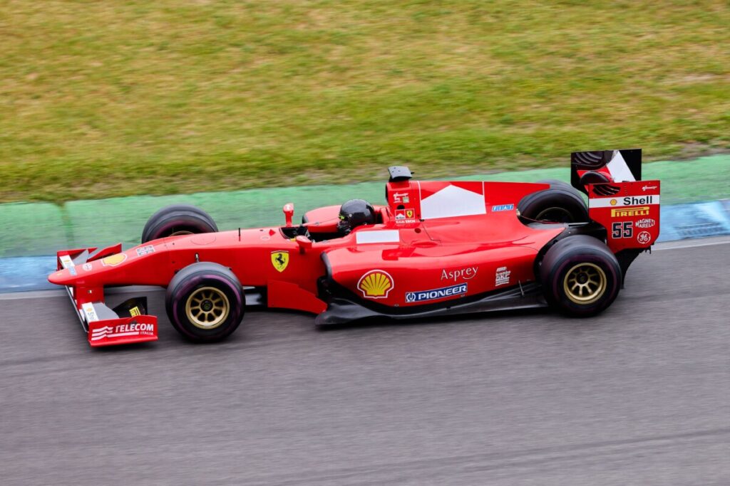 Auto de Fórmula 1 rojo en pista