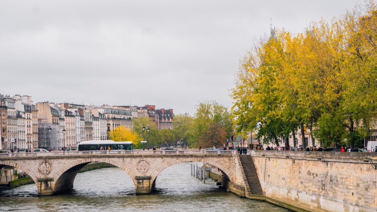Puente sobre el Sena en otoño, París