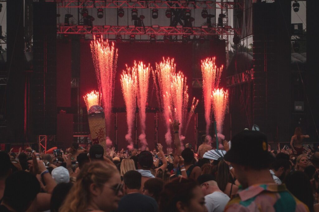 Escenario de concierto con fuegos artificiales