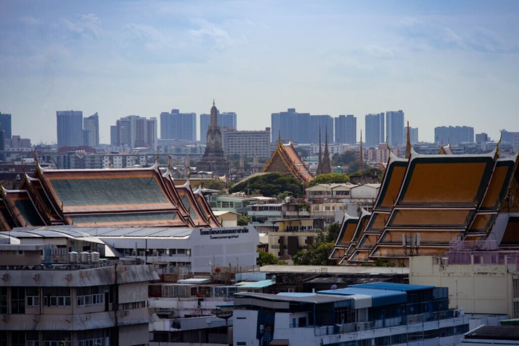 Skyline de Bangkok con templos tradicionales
