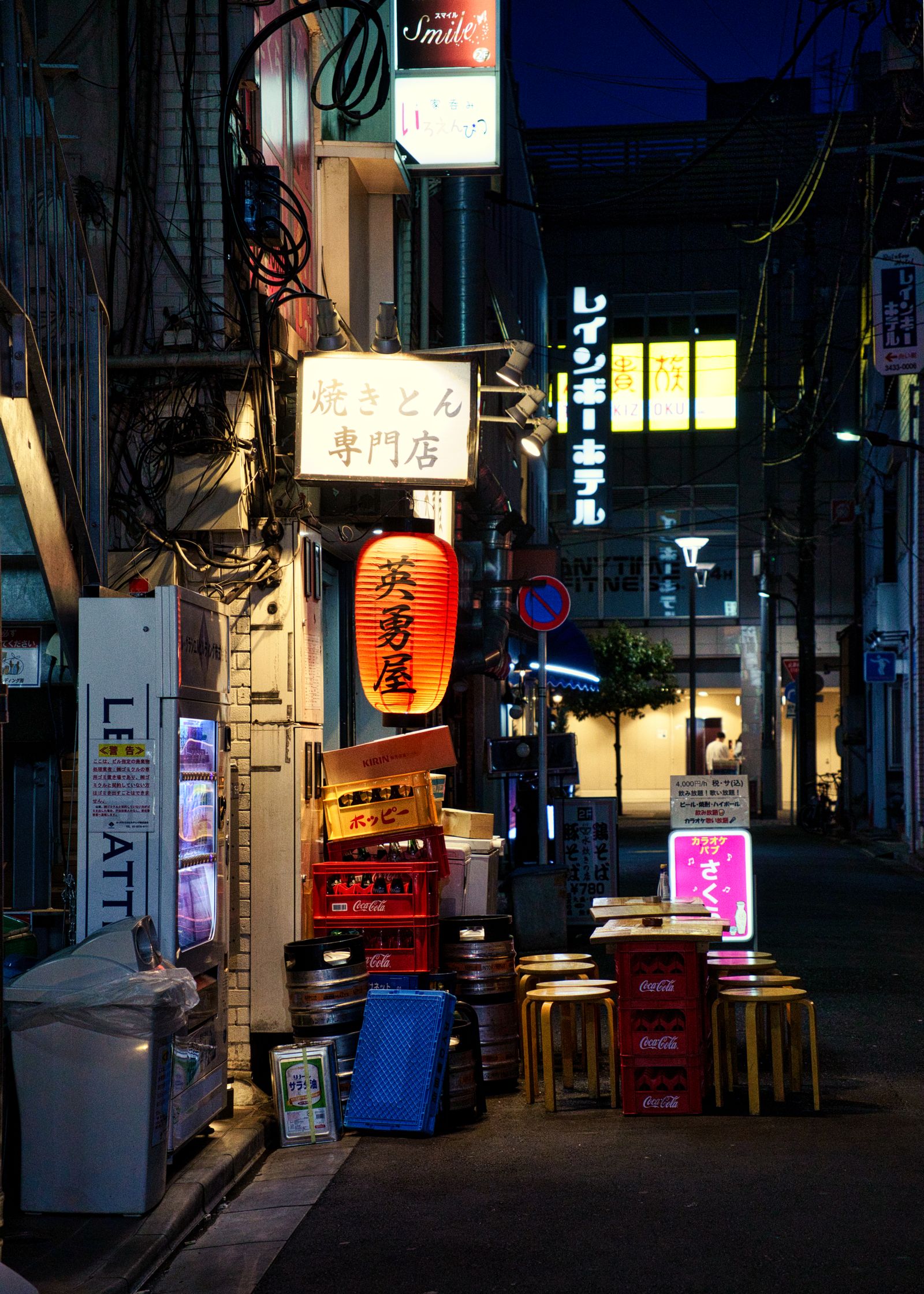 Callejón de Tokio iluminado con neón de noche