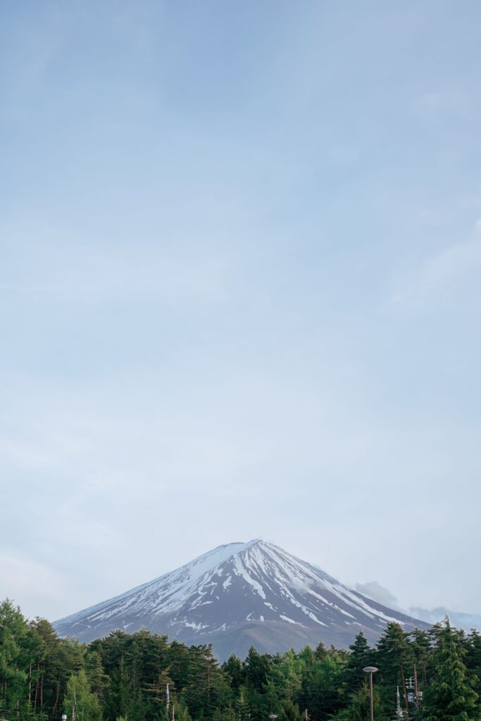Monte Fuji nevado bajo cielo azul, Japón