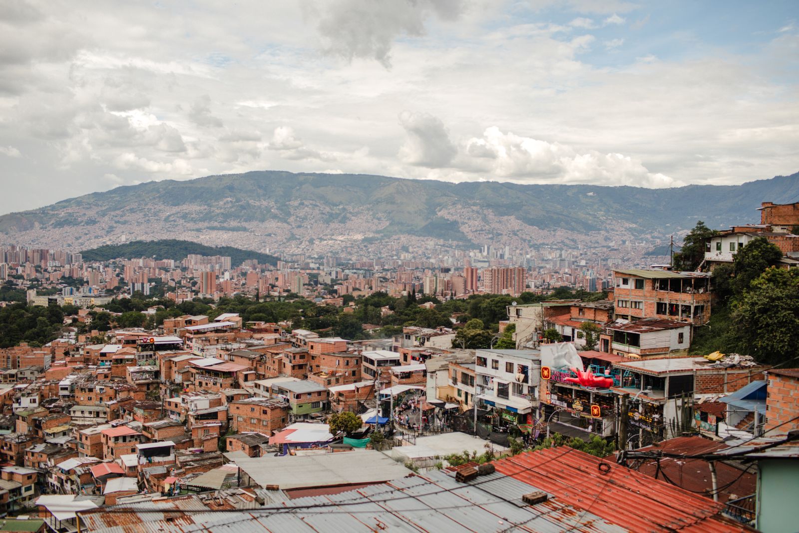 Panorámica de Medellín con montañas