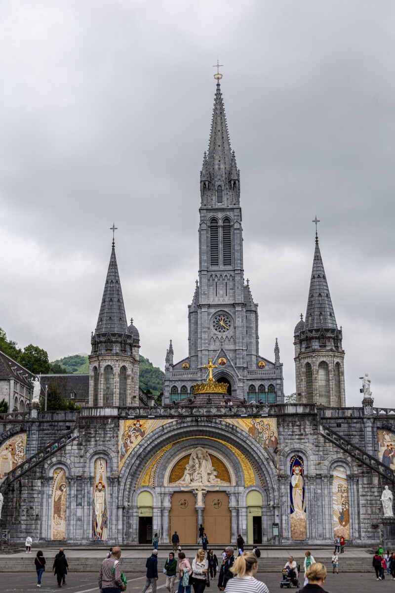 Basílica de Lourdes con visitantes