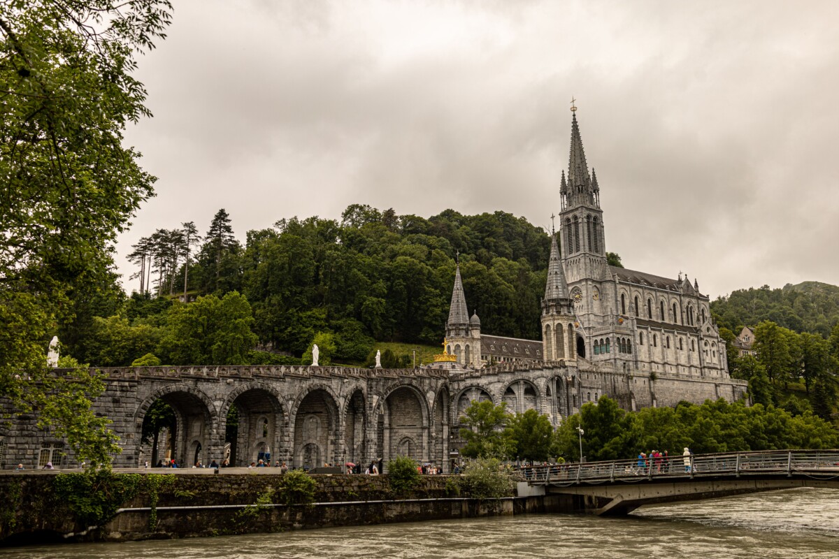 Catedral histórica en Lourdes, Francia