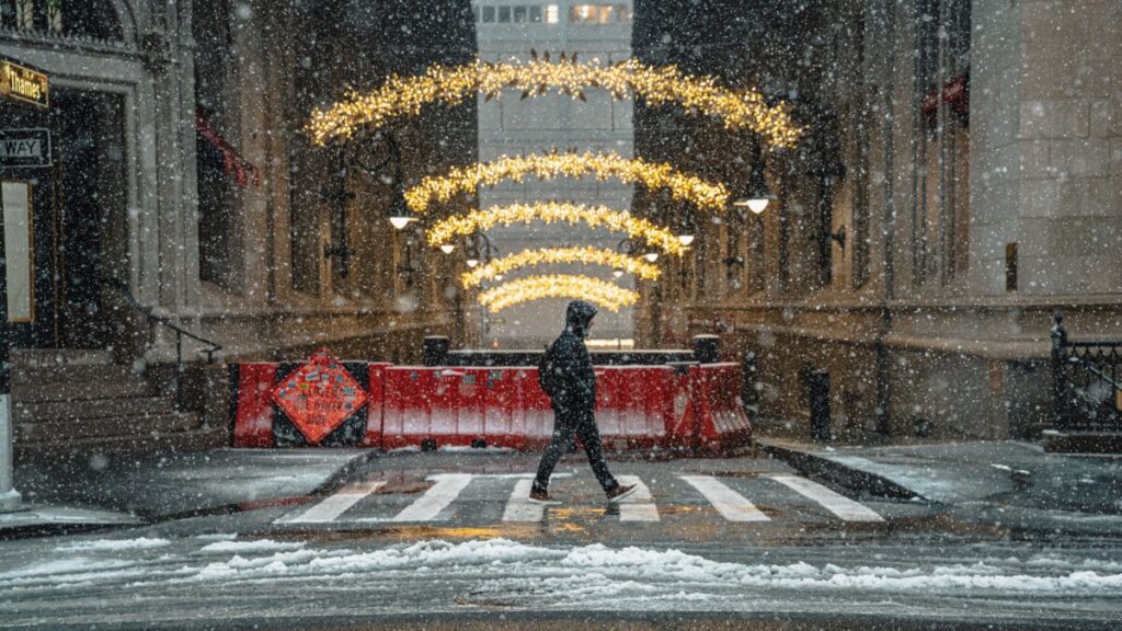 Calle nevada de Nueva York con luces navideñas