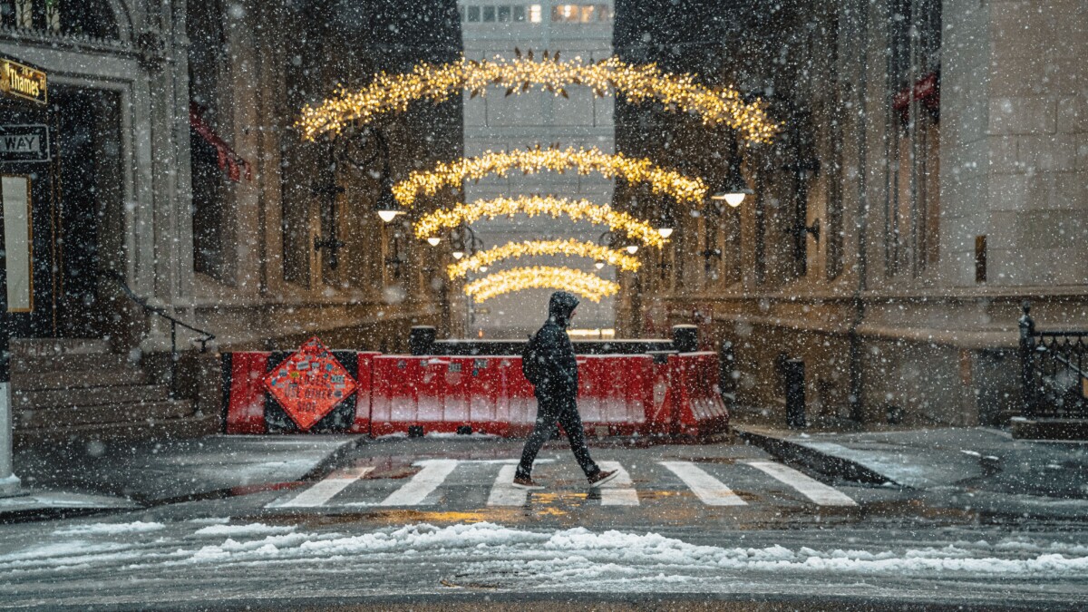 Calle nevada de Nueva York con luces navideñas