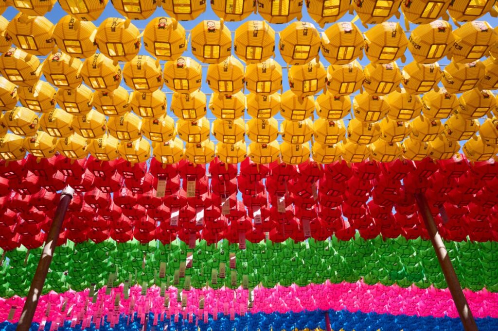 Filas de linternas de colores en un festival