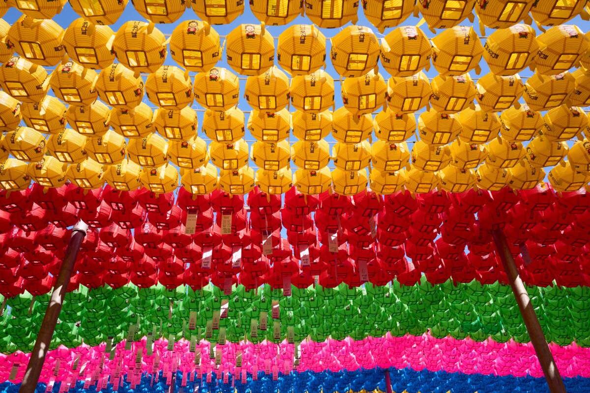 Filas de linternas de colores en un festival