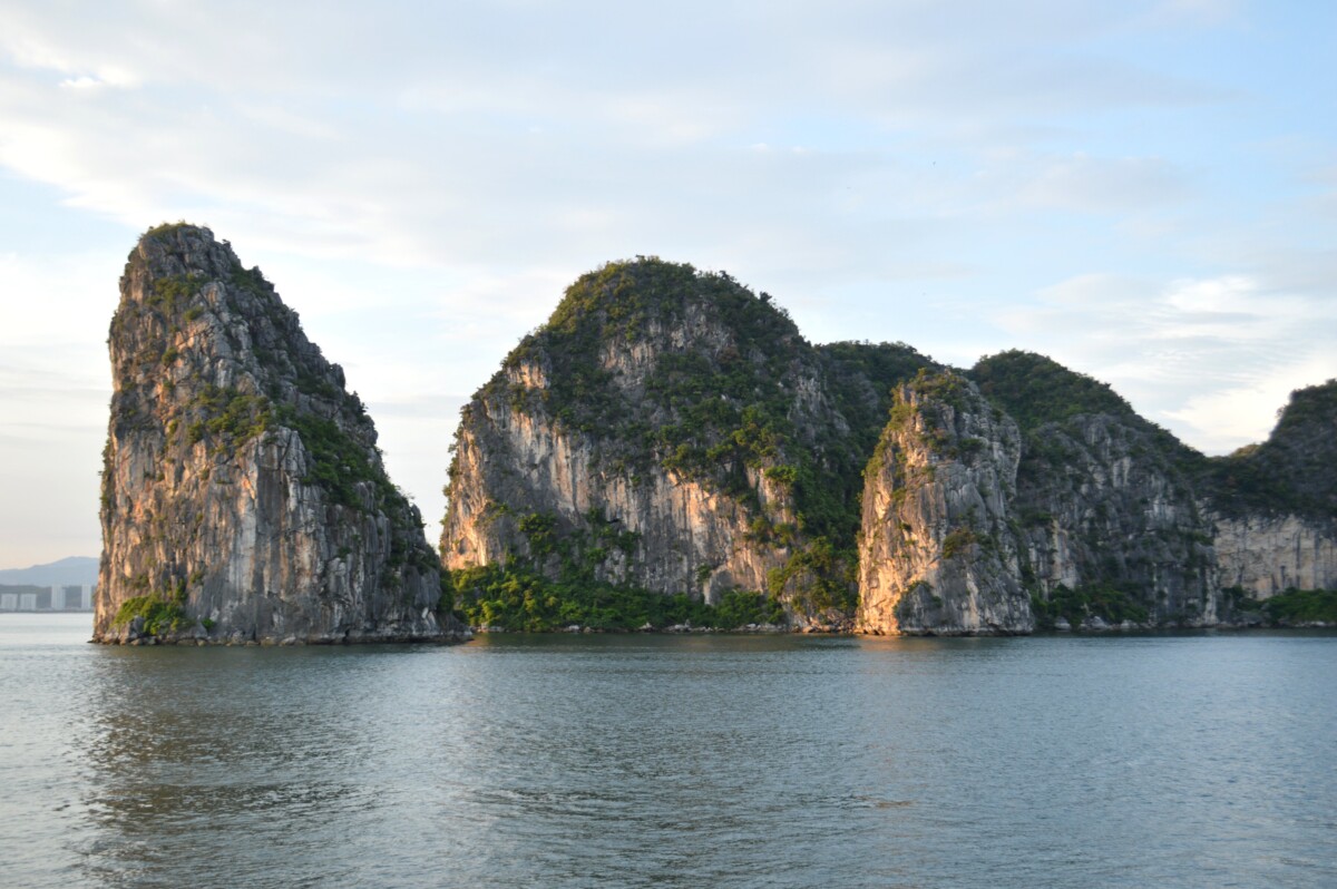 Acantilados calcáreos en la bahía de Ha Long, Vietnam