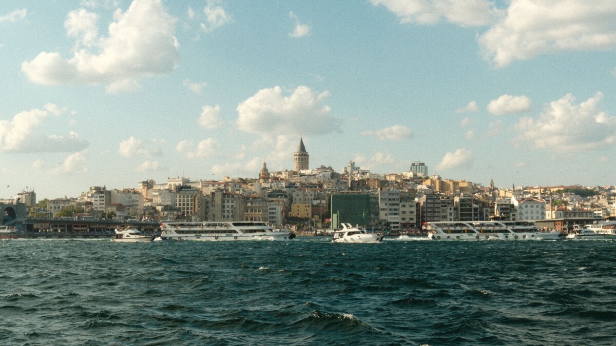 Torre de Gálata y skyline de Estambul frente al Bósforo