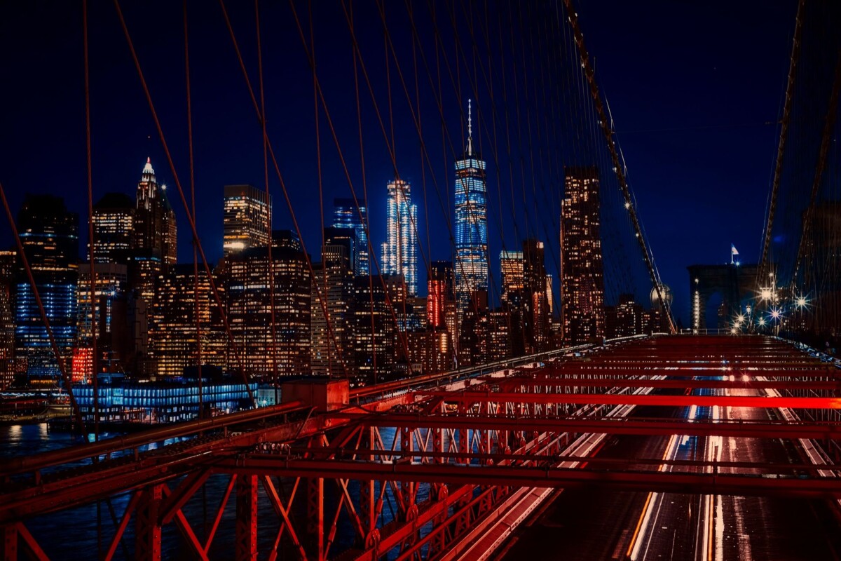 Puente de Brooklyn iluminado de noche, Nueva York