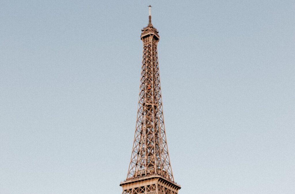 Torre Eiffel en París bajo cielo despejado