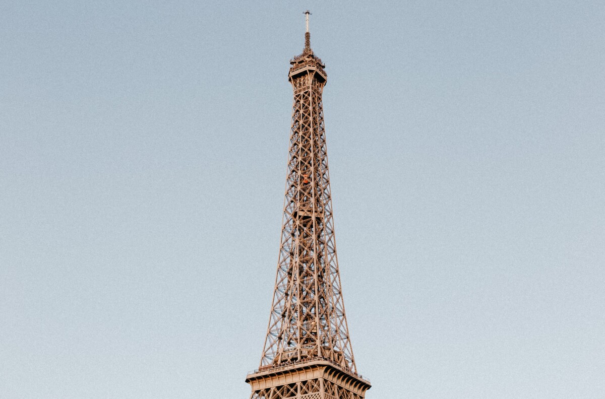 Torre Eiffel en París bajo cielo despejado
