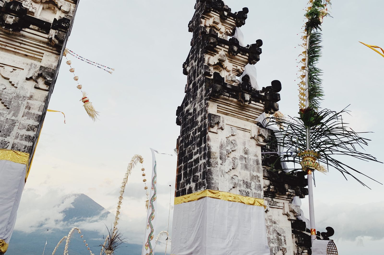 Puertas de templo balinés con el monte Agung al fondo