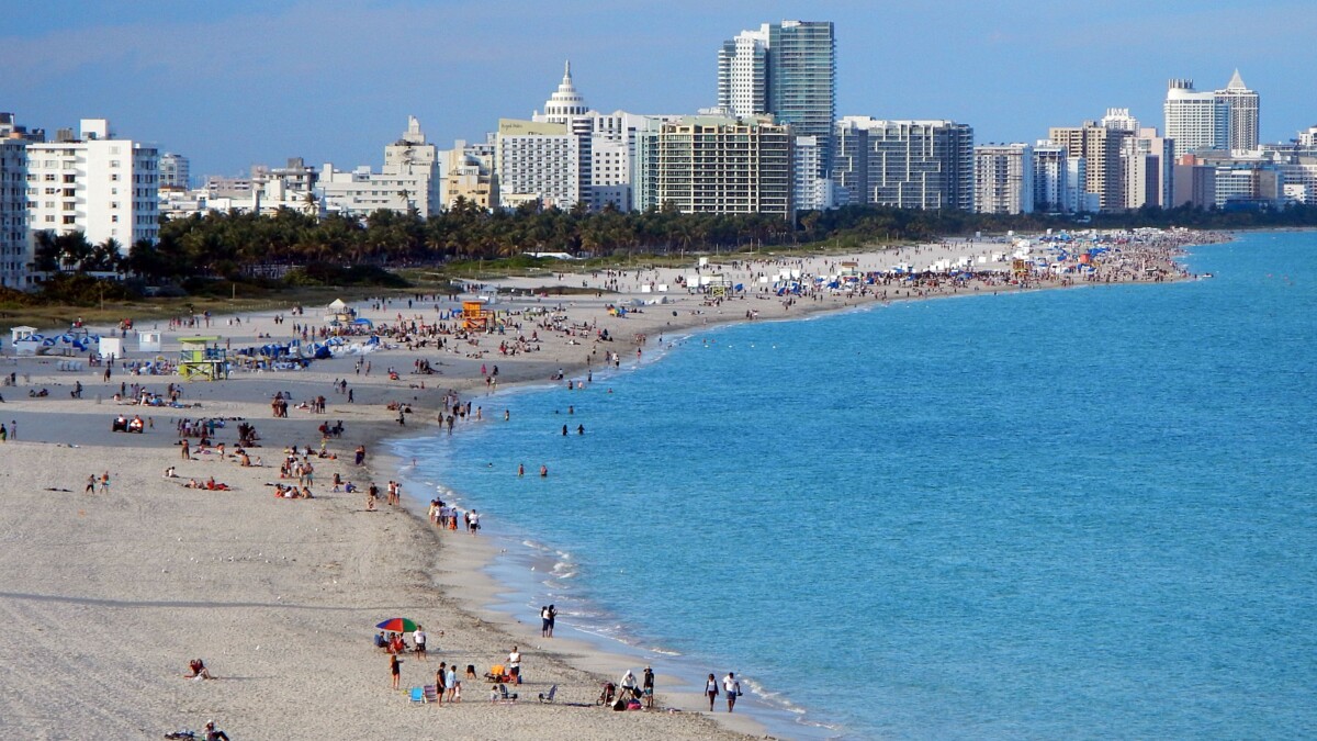 Playa de Miami con el skyline al fondo