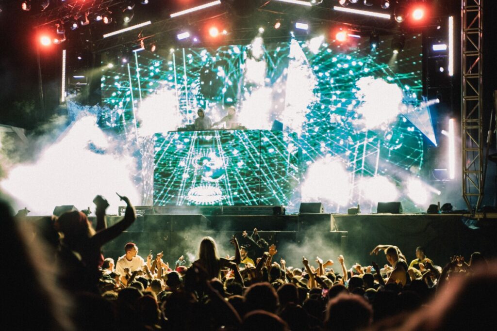 Multitud en un festival de música electrónica de noche
