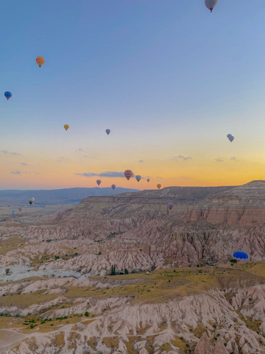 Globos aerostáticos sobre Capadocia al amanecer, Turquía